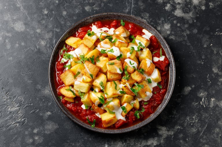 Patatas Bravas - Patatas fritas con salsa picante y alioli