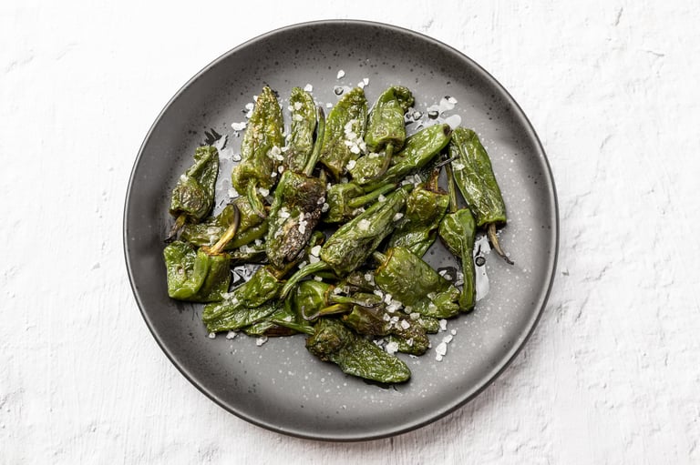 Pimientos de Padrón - Pimientos verdes fritos con sal gruesa